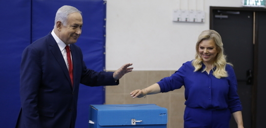 Izraelský předseda vlády Benjamin Netanjahu volil se svou ženou Sarou.