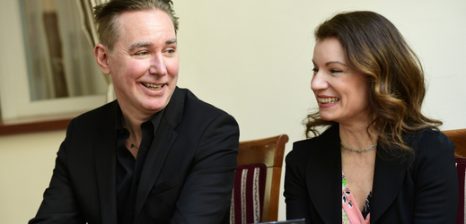 Švédští manželé Alexander Ahndoril a Alexandra Coelho Ahndorilová píšící společně pod pseudonymem Lars Kepler kriminální romány vystoupili na tiskové konferenci 9. dubna 2019 v Praze.
