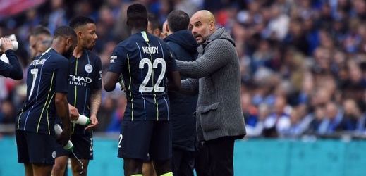 Trenér Man City Pep Guardiola radí svým svěřencům při semifinále FA Cupu.