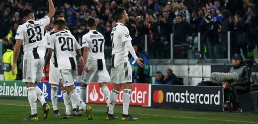 Cristiano Ronaldo se spoluhráči slaví gól do sítě Atlética.