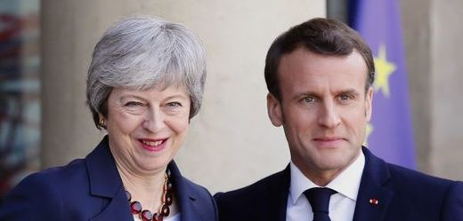 Britská premiérka Theresa Mayová a francouzský prezident Emmanuel Macron.