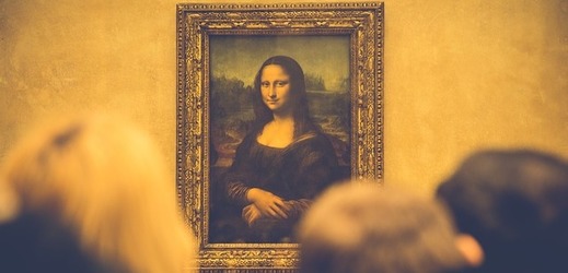 Obraz renesančního mistra Leonarda da Vinci, Mona Lisa. 