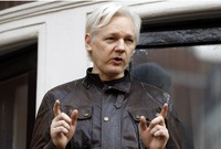 Policie zatkla Juliana Assange na ekvádorské ambasádě, kam ji pozval velvyslanec.