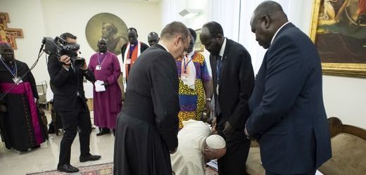 Papež František líbá nohy lídrům z Jižního Súdánu.