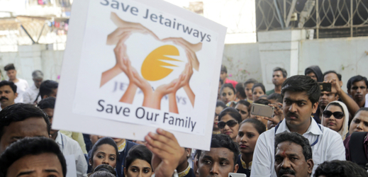 Zaměstnanci aerolinek Jet Airways demonstrují za vyplacení mezd. Firma je ve finanční krizi.