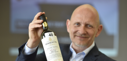 zástupce vítězné firmy Bořek Svoboda ukazuje letošního šampiona bílých vín Ryzlink vlašský.