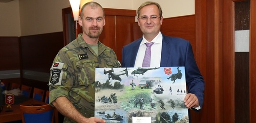 Australan Millis Kirin patří k lidem, kteří pravidelně podporují speciální jednotky ČR.