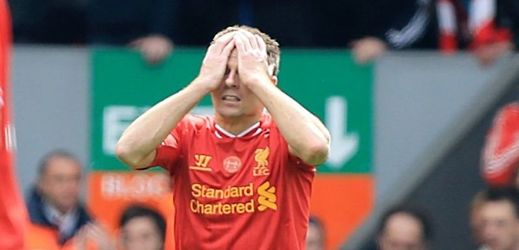 Steven Gerrard se drží za hlavu po osudovém podklouznutí v zápase s Chelsea.