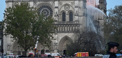 Požár pařížské katedrály Notre-Dame se podařilo dostat pod kontrolu.