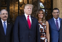 Melania Trumpová s manželem (vlevo).
