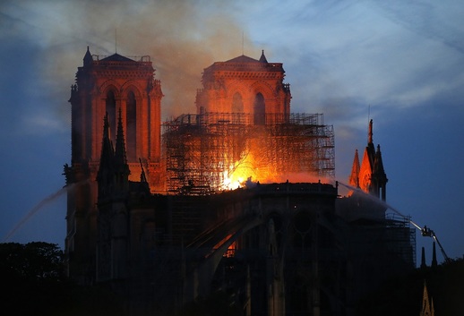 Notre-Dame v plamenech. (FOTO: Michel Euler)