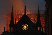 Notre Dame v plamenech.