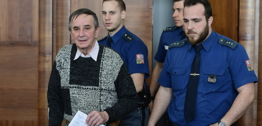 Senior Jaromír Balda v doprovodu policie.