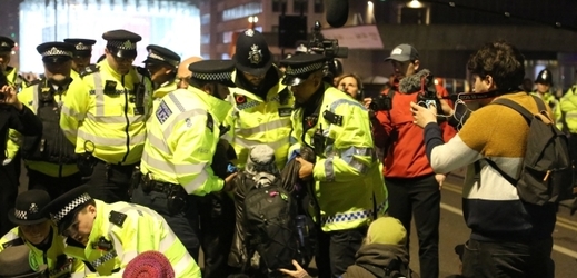 Policie zadržela v Londýně přes sto demonstrantů. 