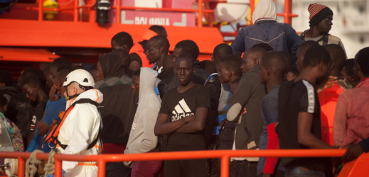 Loď s migranty u břehu se Španělskem.