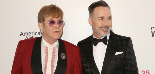 Sir Elton John (vlevo) a jeho manžel David Furnish.