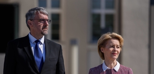 Německá ministryně obrany Ursula von der Leyenová a český ministr obrany Lubomír Metnar. 