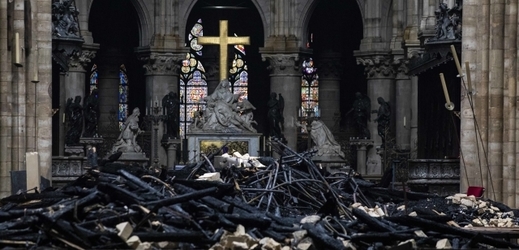 Vnitřek vyhořelé katedrály Notre-Dame.