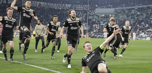 Fotbalisté Ajaxu se radují z postupu do semifinále Ligy mistrů.