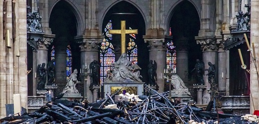 Interiér katedrály Notre-Dame zničený požárem.