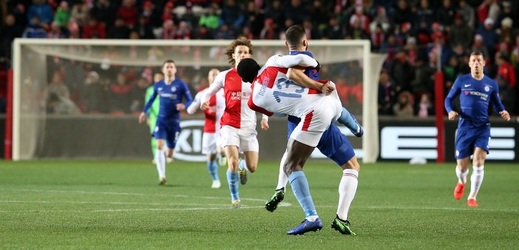 Obránce Slavie Michael Ngadeu v souboji s Olivierem Giroudem z Chelsea.