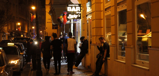  Dlouhá ulice v pět hodin ráno: před Harley's Bar Prague je pořád rušno.