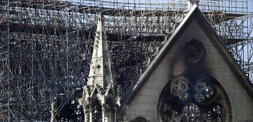 Notre-Dame po požáru. 