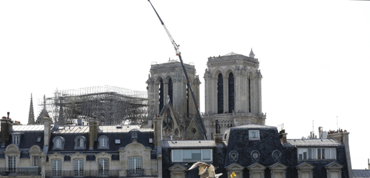 Notre-Dame po tragickém požáru. 