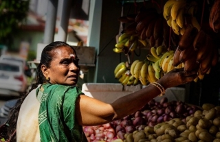 Žena v sárí v indické čtvrti.