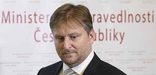 Odchod ministra spravedlnosti Jana Kněžínka hodně politiků zaskočil.