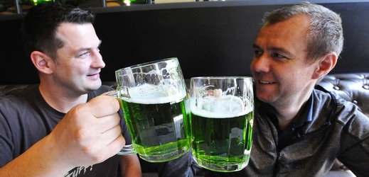 V Brně už si můžete přiťuknout zeleným pivem.