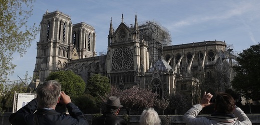 Oheň sežehl střechu katedrály Notre-Dame.