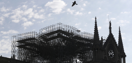 Katedrála Notre-Dame v Paříži poničená požárem.