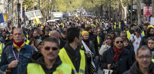 Demonstrace protestního hnutí takzvaných žlutých vest v Paříži.