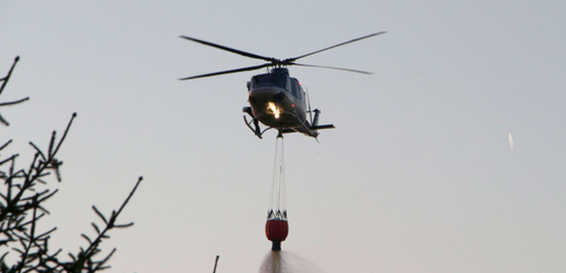 S plameny bojuje i vrtulník (ilustrační foto).