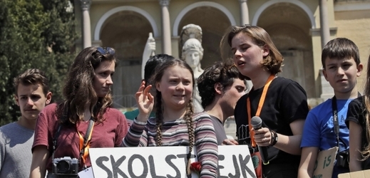 Šestnáctiletá švédská aktivistka Greta Thunbergová (uprostřed s transparentem).