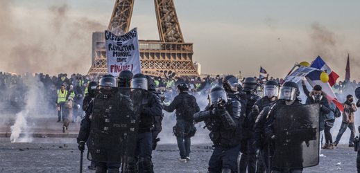 Policejní složky během protestů žlutých vest v Paříži. 