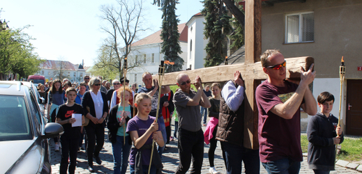 Věřící nesou velký dřevěný kříž z kostela sv. Gotharda při Křížové cestě městem na Velký pátek 19. dubna 2019 v Českém Brodě.