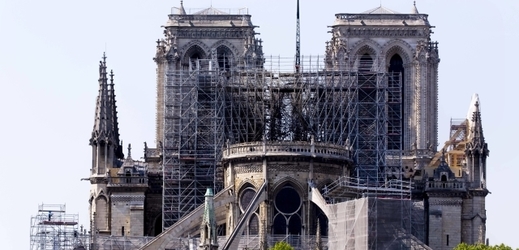 Vyhořelá katedrála Notre-Dame. 