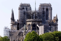 Vyhořelá katedrála Notre-Dame. 