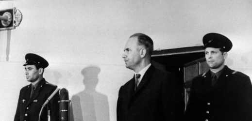 Veřejný soudní proces se sovětským občanem Olegem Peňkovským (uprostřed) obžalovaným ze špionáže.