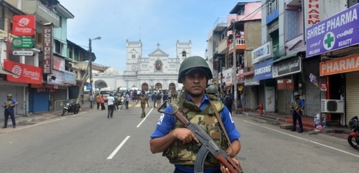 Voják na místě útoku na Srí Lance. 
