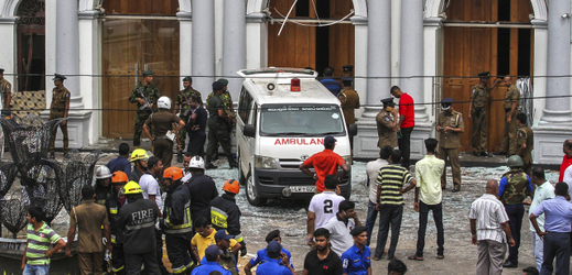 Záchranáři na místě útoku na Srí Lance.