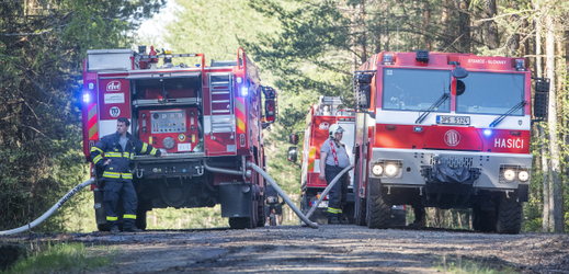 Hasiči zasahují u požáru lesa okolo vrchu Krkavec nedaleko obce Chotíkov u Plzně, který začal hořet 22. dubna 2019.