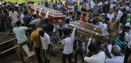 Útoky na Srí Lance si vyžádaly 321 mrtvých a asi 500 zraněných.