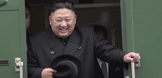 Kim Čong-un s úsměvem vystupuje ze svého speciálu.