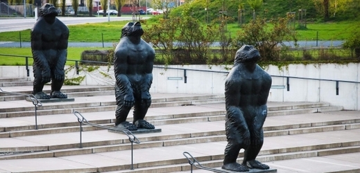 Tři bronzové sochy lidoopů zdobí schodiště ke vstupu do Velkého světa techniky v ostravské Dolní oblasti Vítkovice.