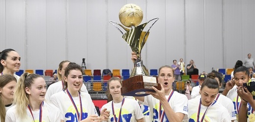 Kapitánka basketbalistek USK Kateřina Elhotová se na snímku raduje s týmem.