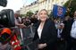 Marine Le Penová se zdraví s účastníky demonstrace.