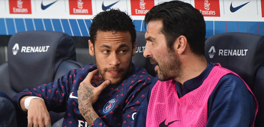 Neymar (vlevo) na lavičce PSG vedle Buffona. Příští rok možná častý obrázek při utkání Ligy mistrů.